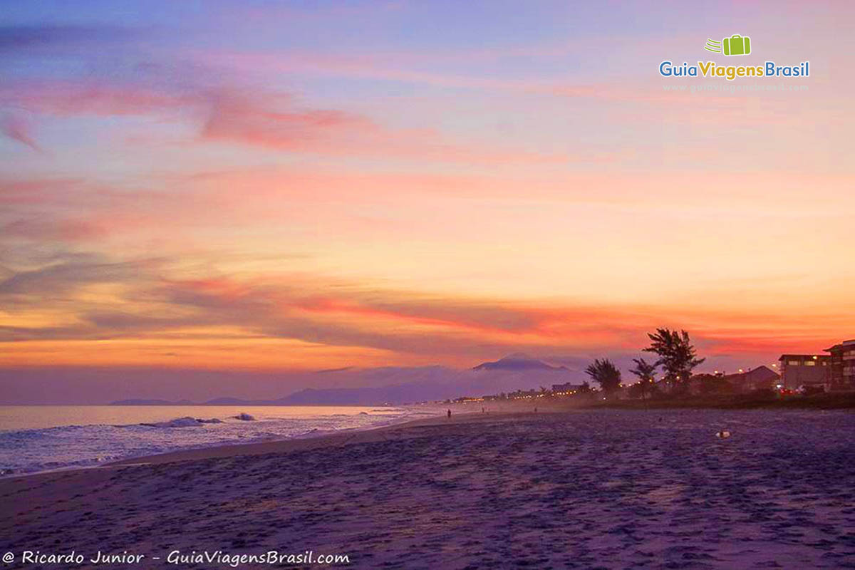 Imagem de um lindo por do sol na Praia Boqueirão, ideal para surf, em Saquarema.