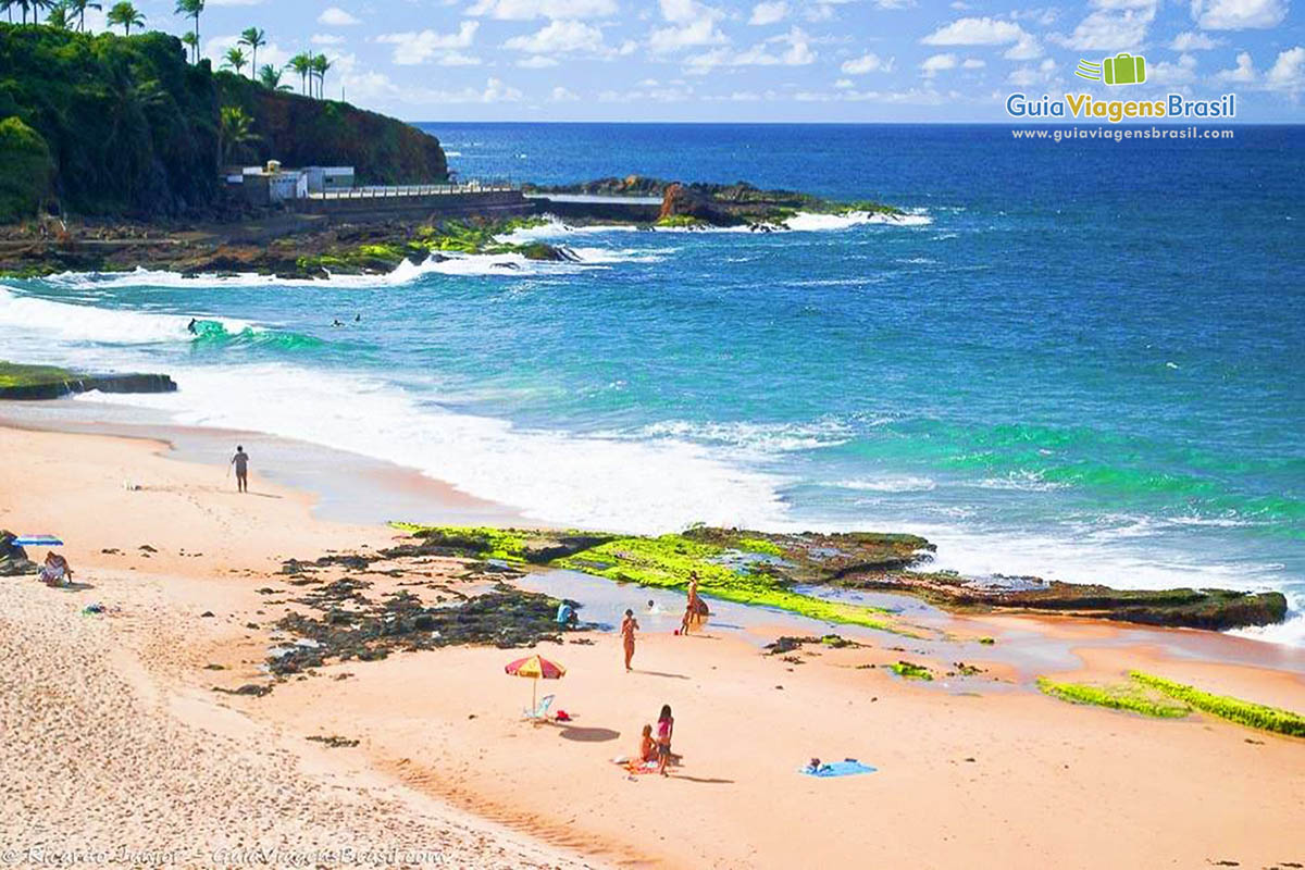 Imagem do alto da lindíssima praia.