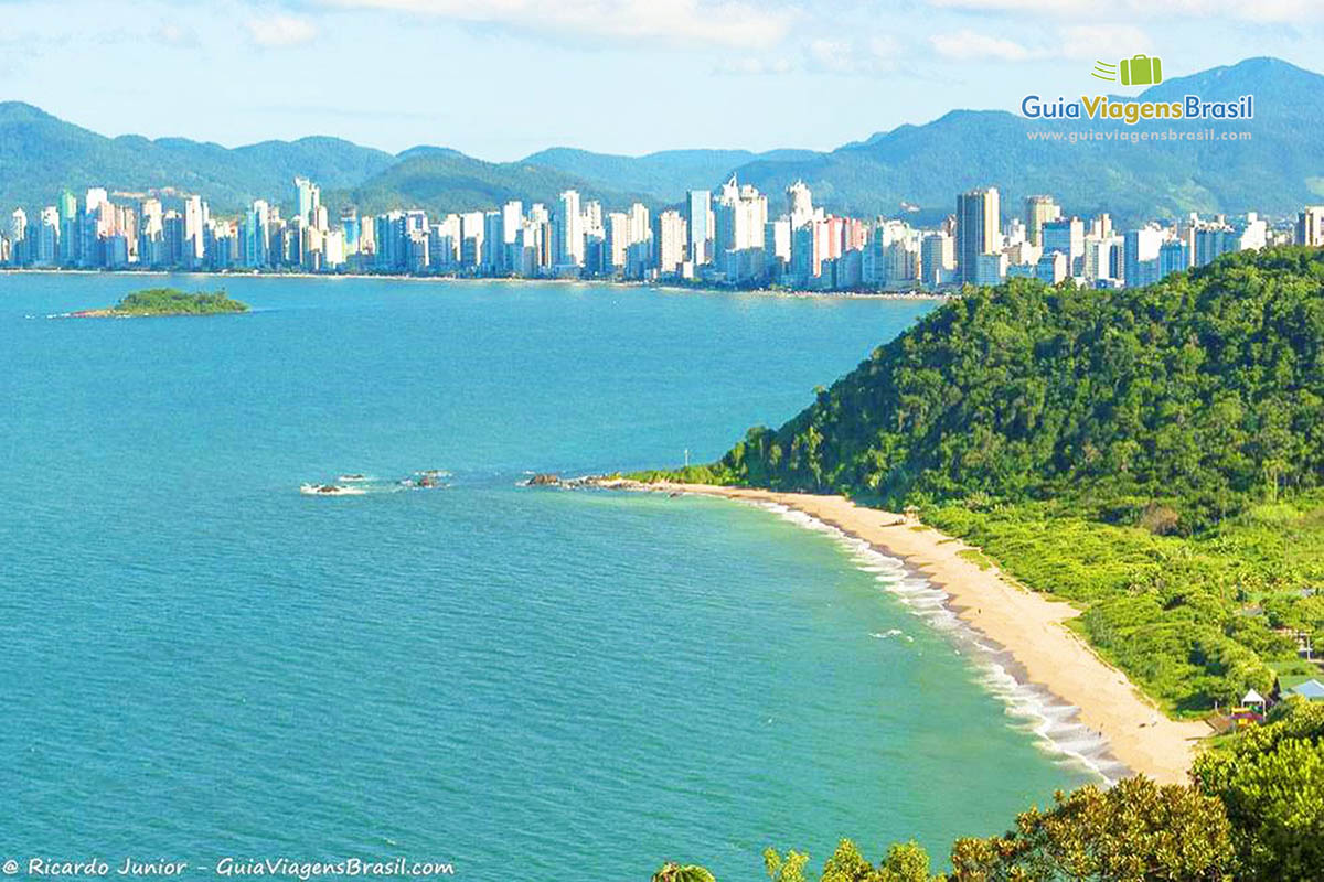 Imagem da vista do alto da Praia do Buraco.