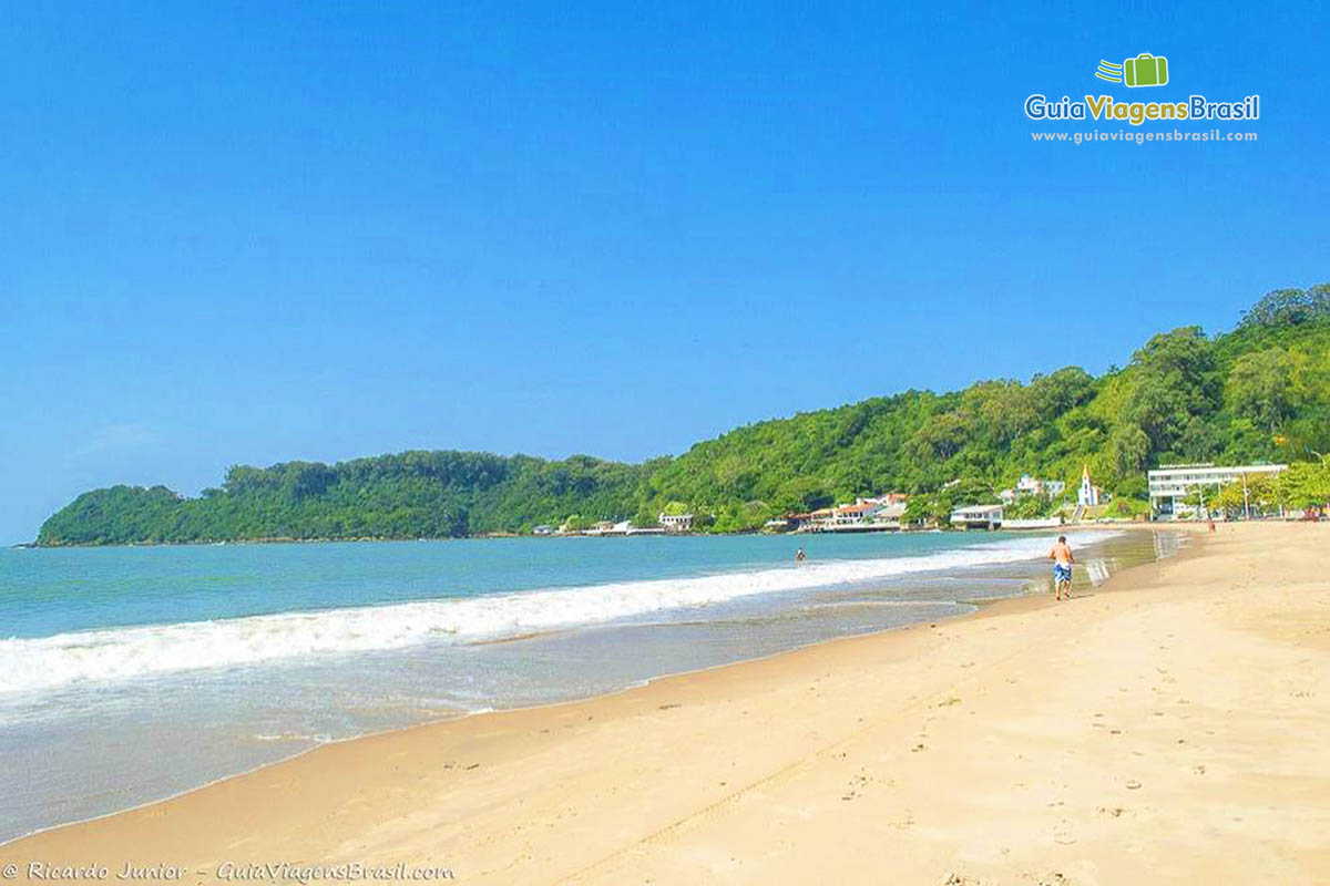 Imagem das belezas da Praia Cabeçudas.