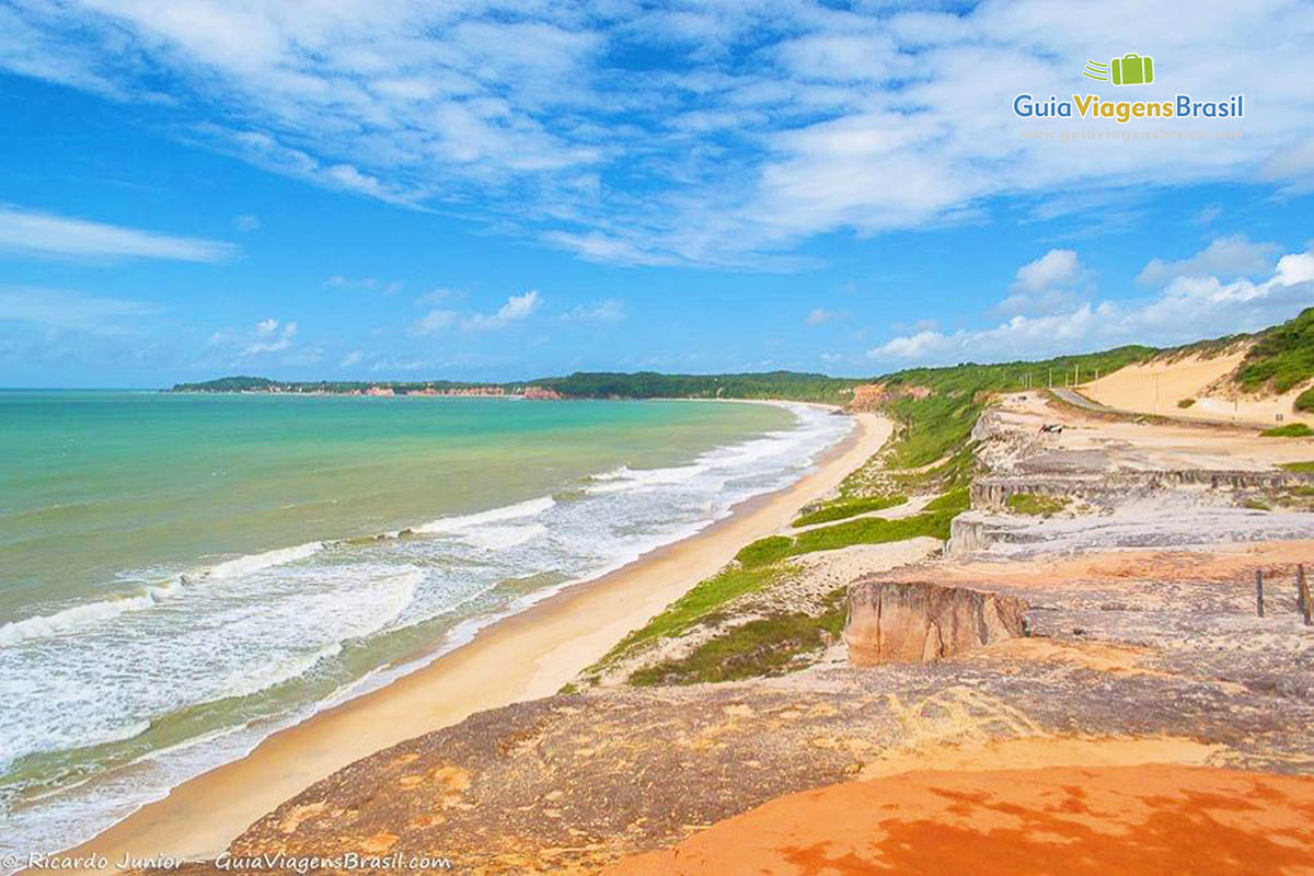 Imagem das falesias da Praia Cacimbinhas.