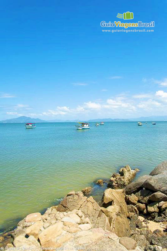 Imagem de barcos no mar da linda Praia Canto Grande.