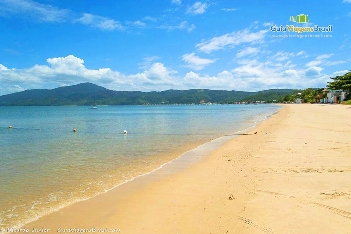 Imagem do mar calmo da Praia Canto Grande.