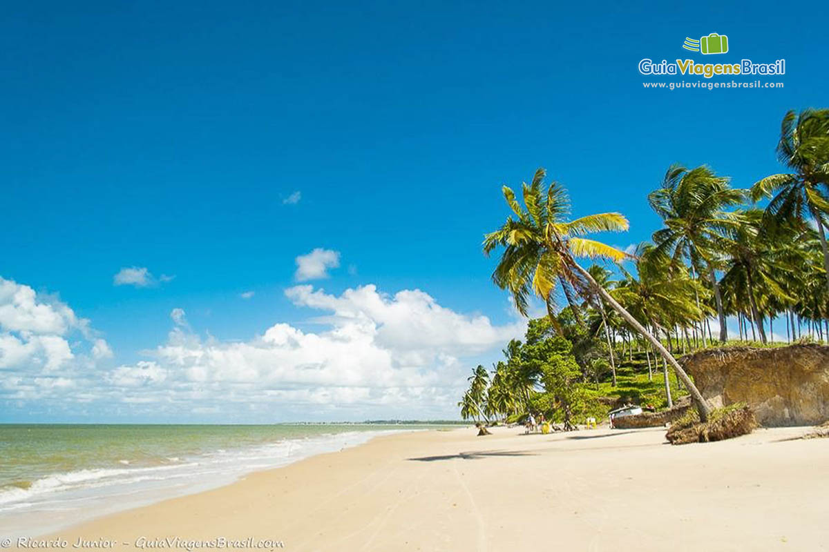 Imagem do mar calmo da Praia Carro Quebrado.