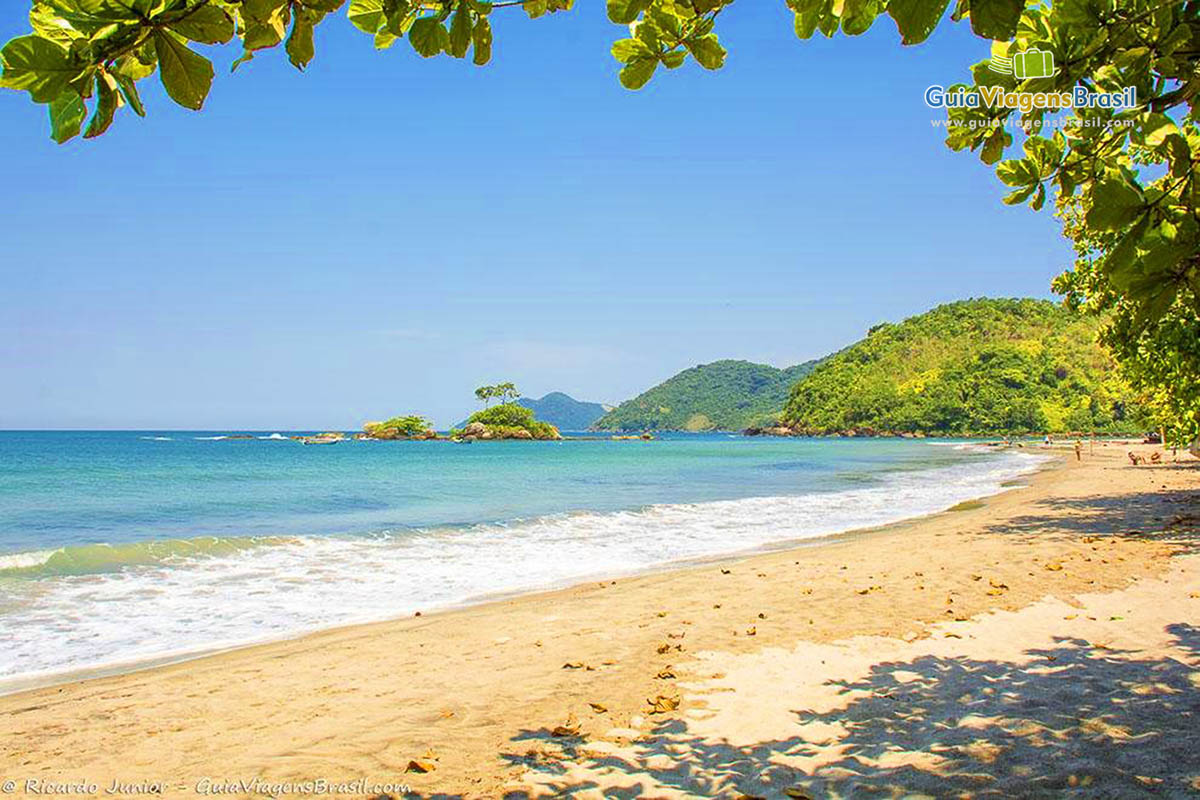 Imagem das belezas naturais da Praia de Castelhanos.