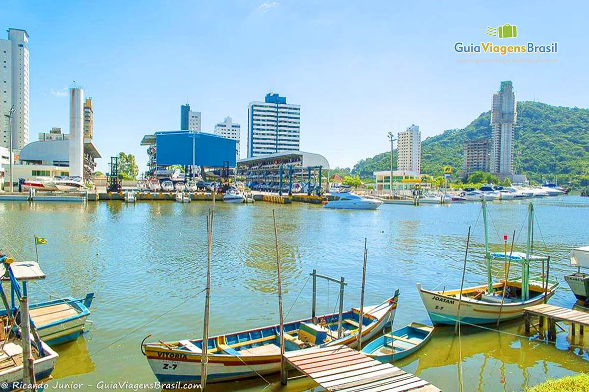 Imagem dos barcos de pescadores no pier.