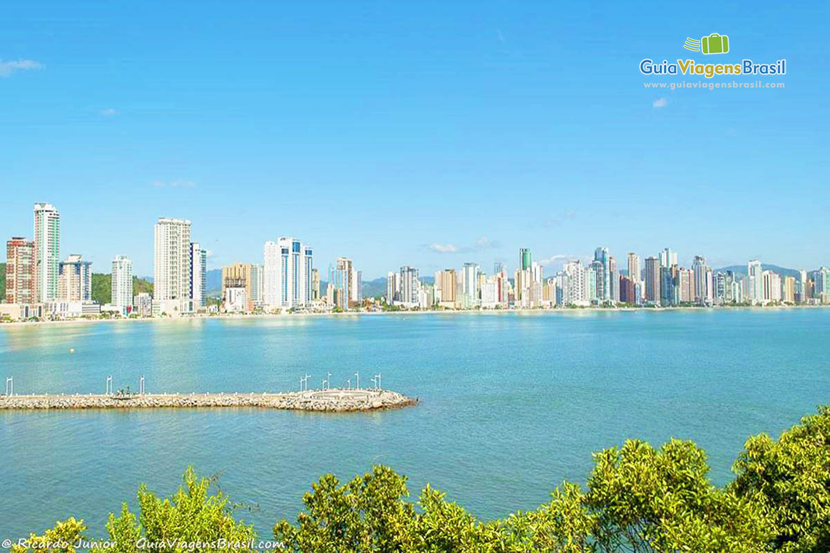 Imagem da vista do mirante na maravilhosa Praia Central, Balneário Camboriú.