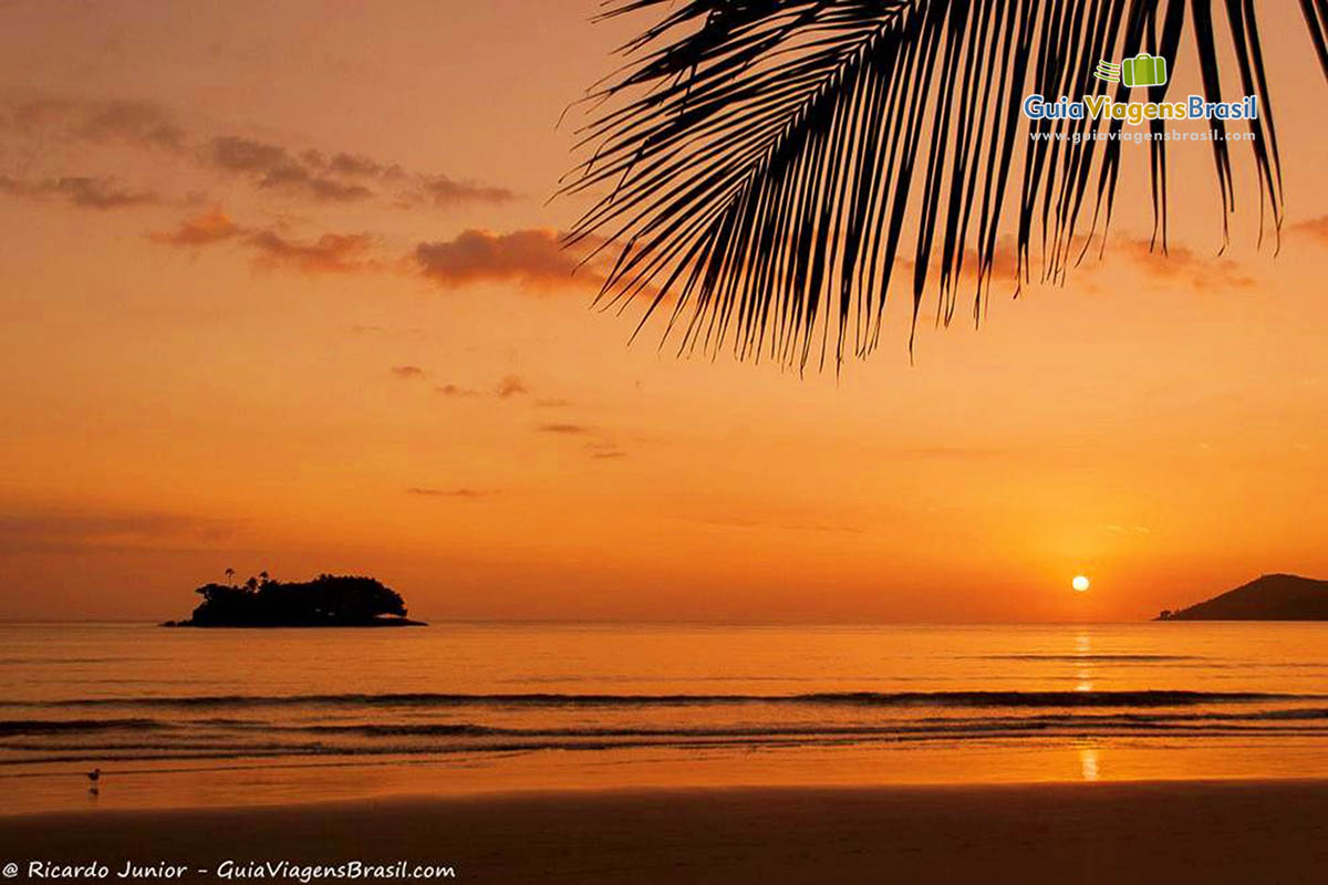 Imagem do entardecer maravilhoso na linda Praia Central.