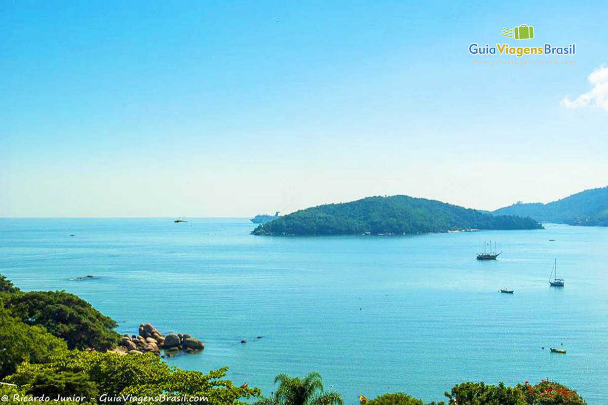 Imagem da linda Praia Central em Porto Belo.