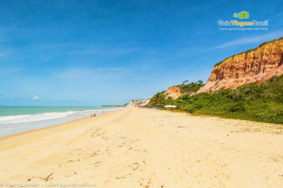 Imagem da linda Praia Club Med e da vegetação na sua orla.