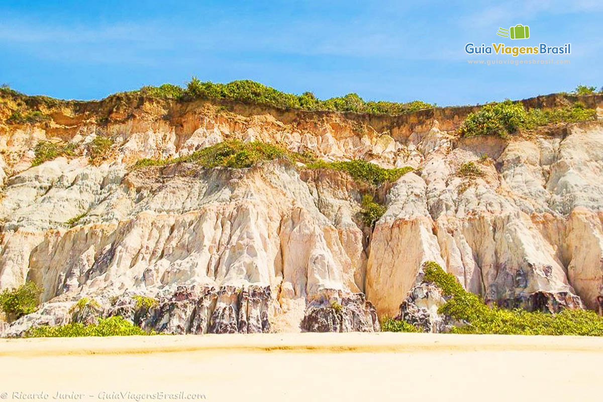 Imagem da enorme falesia na Praia Club Med.