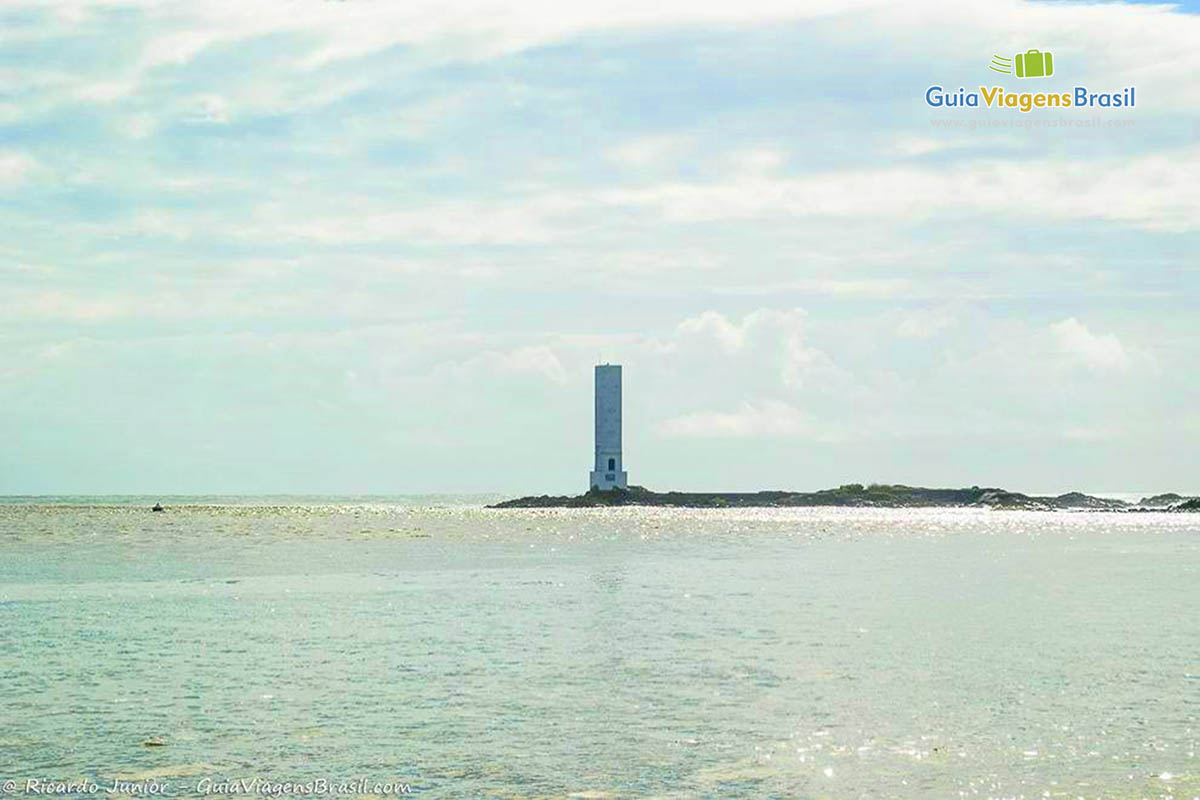 Imagem do charmoso farol na Praia da Concha em Alagoas.