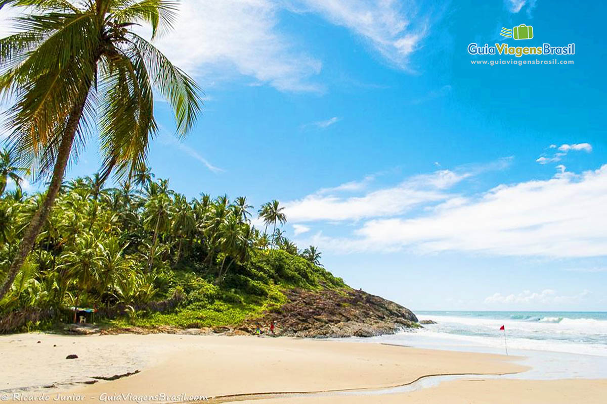 Imagem das pedras no canto da Praia Costa.