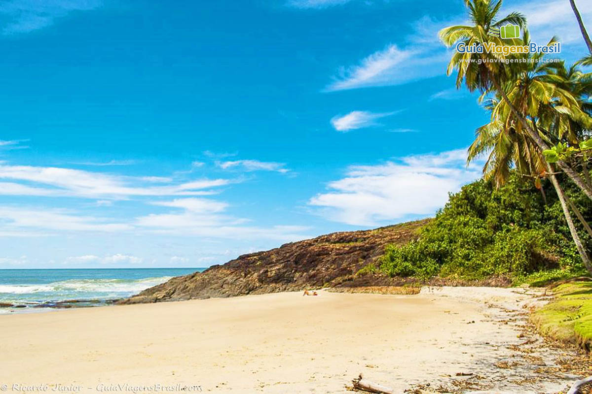 Imagem de uma linda praia e um céu também maravilhoso.