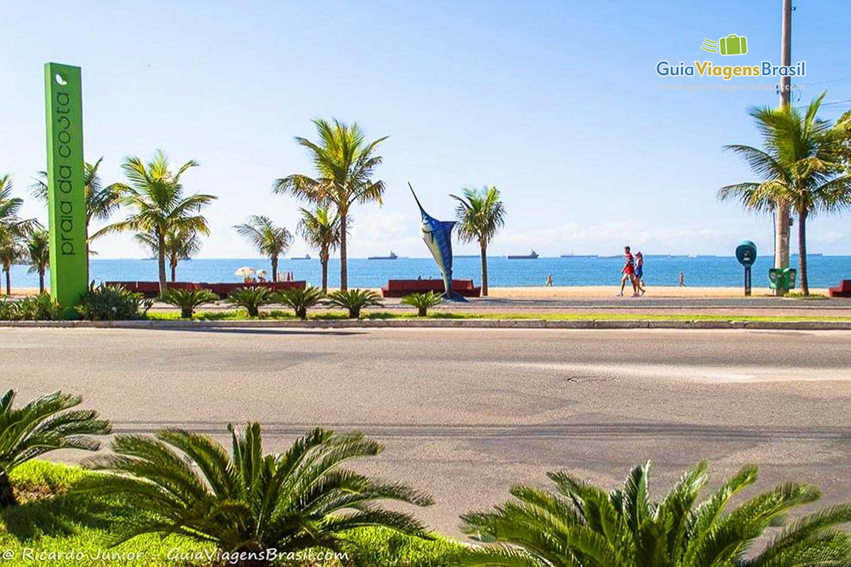 Imagem do calçadão da Praia da Costa possui orelhão em formato de tubarão.