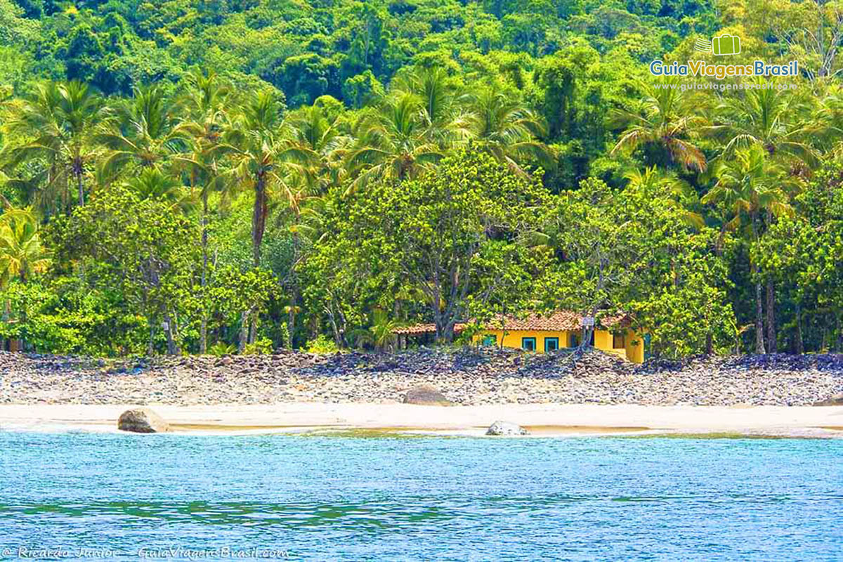 Imagem da charmosa Praia Enchovas.