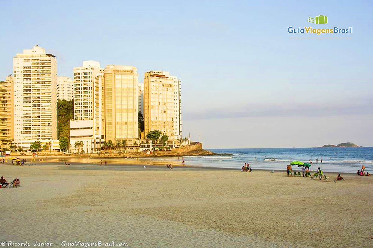 Imagem do mar perfeito da Praia das Pitangueiras.