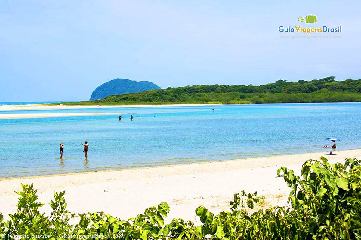 Imagem de casal nas águas da Praia de Itaguaré.