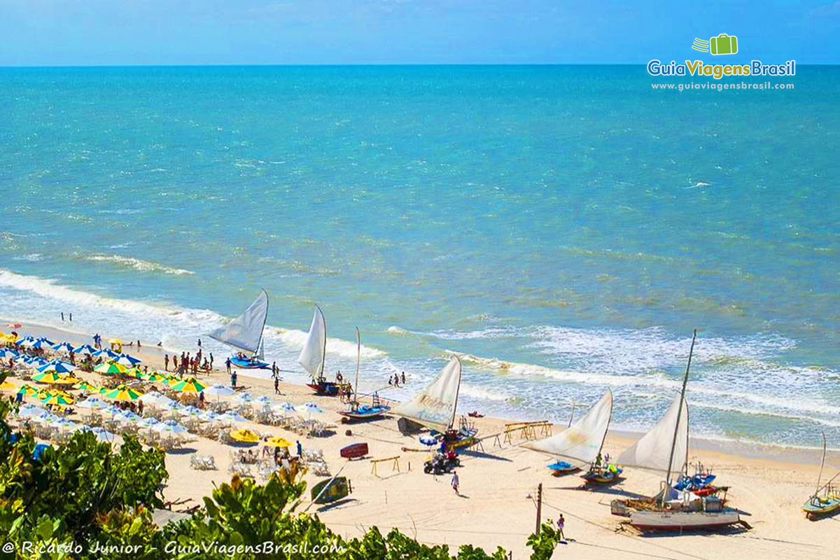 Imagem das belezas da Praia de Morro Branco, em Beberibe, Ceará.