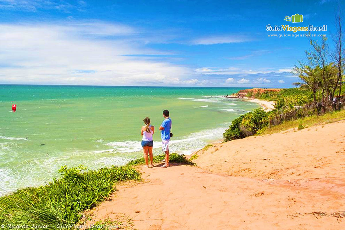 Imagem casal admirando a Praia do Amor.