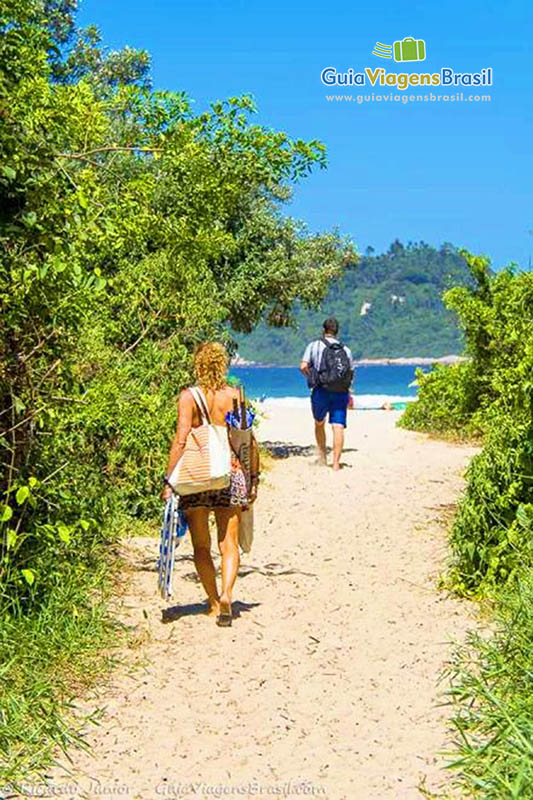 Imagem de pessoas chegando na Praia Campeche.