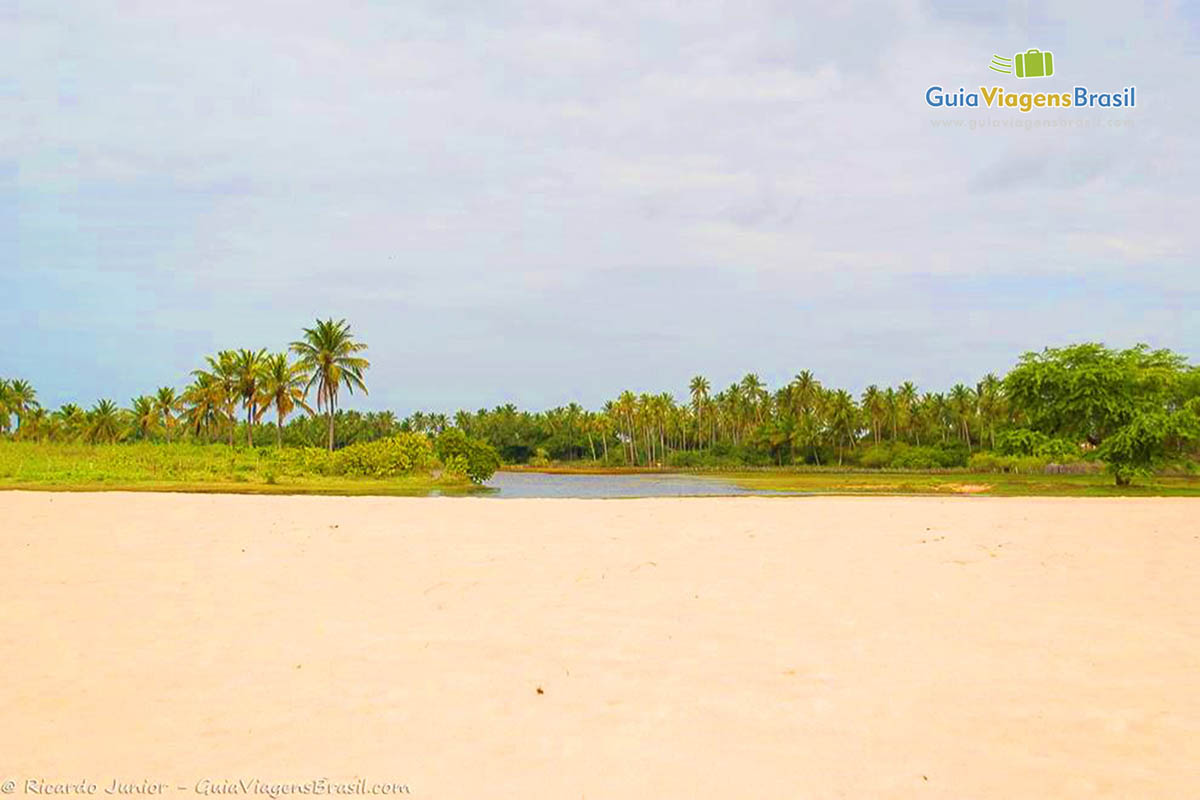 Imagem da linda Praia do Cardeiro.