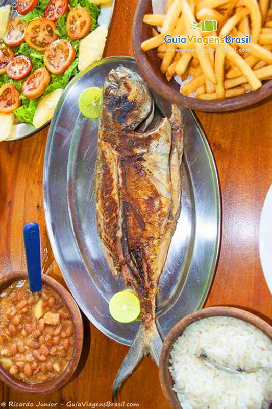 Imagem de um delicioso peixe na Praia do Cardeiro.