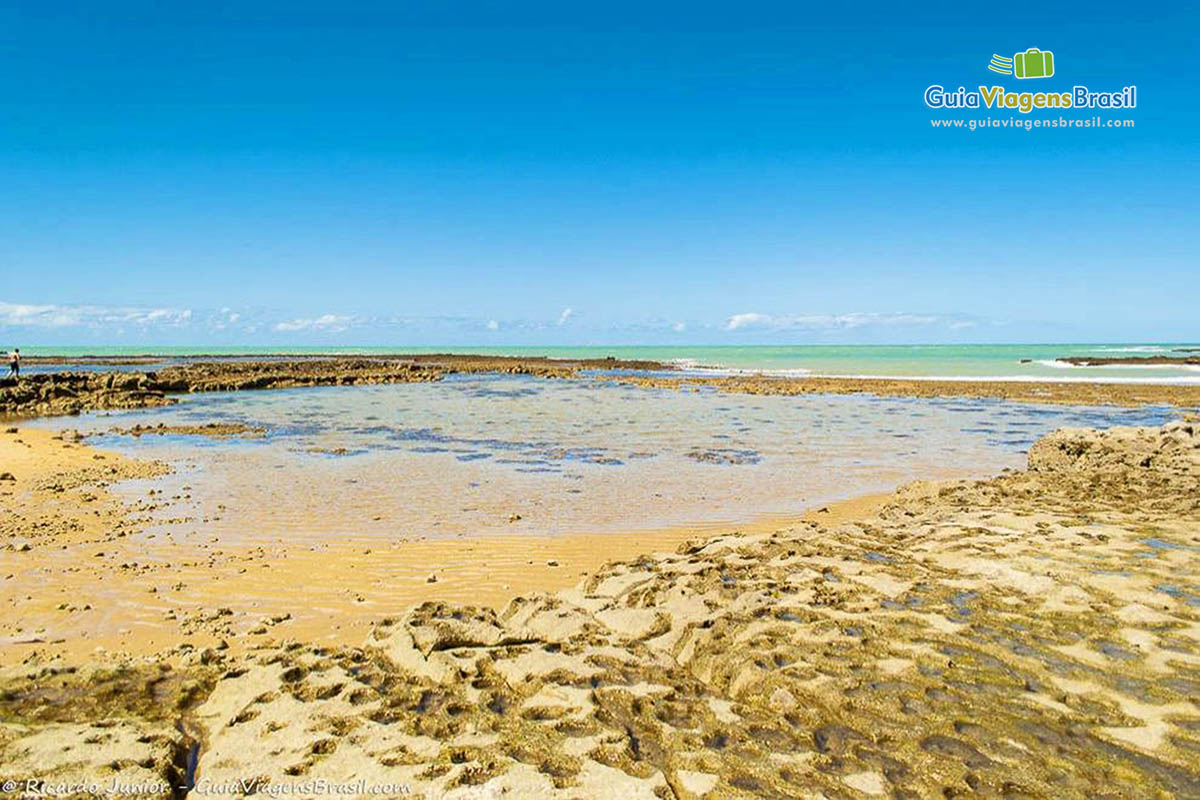 Imagem da maré baixa na Praia do Espelho.