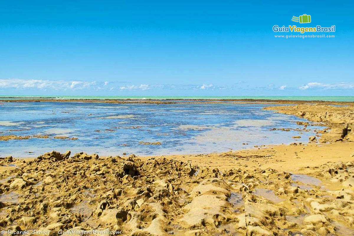 Imagem dos arecifes na belíssima praia.