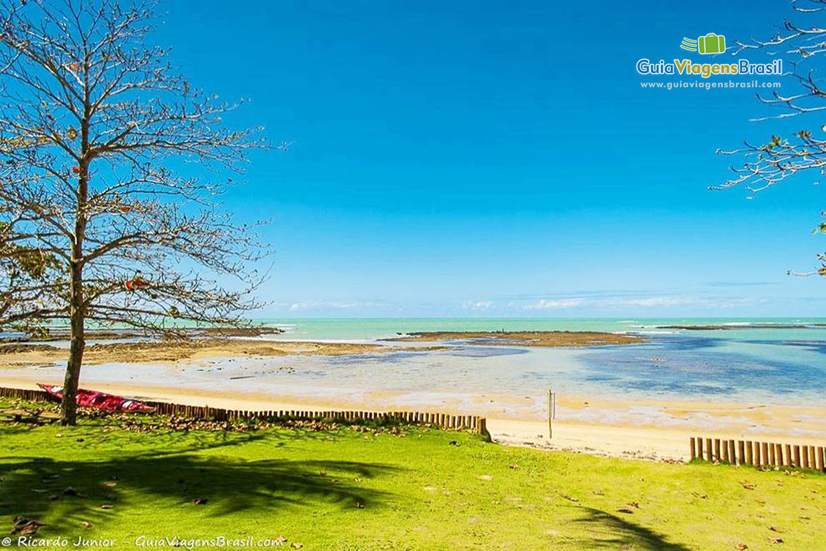 Imagem da Praia do Espelho na maré alta com pouca faixa de areia.