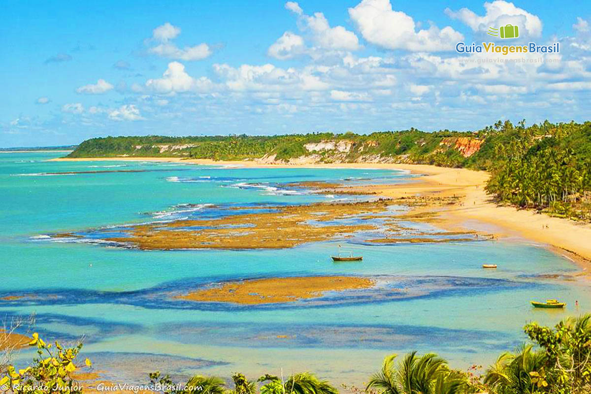 Imagem do mar translúcido da Praia do Espelho, com essa paisagem da para entender porque é Praia 5 estrelas.