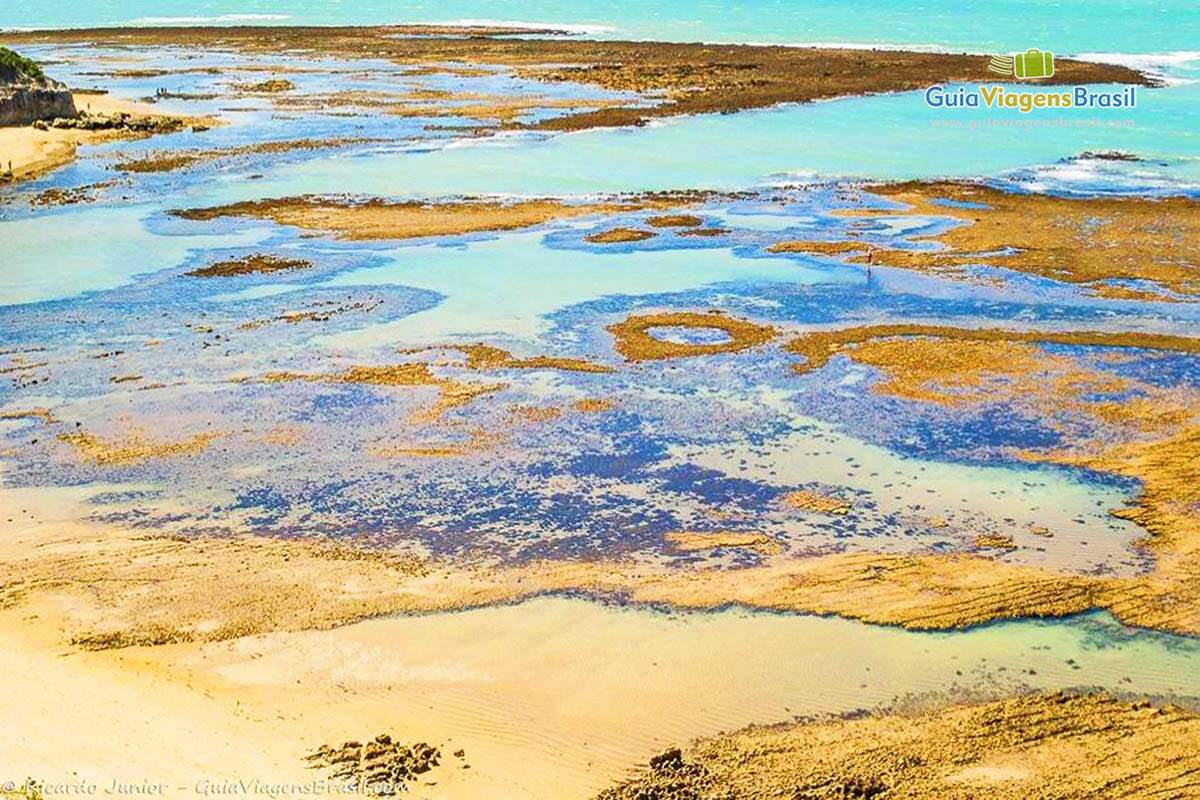 Imagem das águas mornas da Praia do Espelho. 