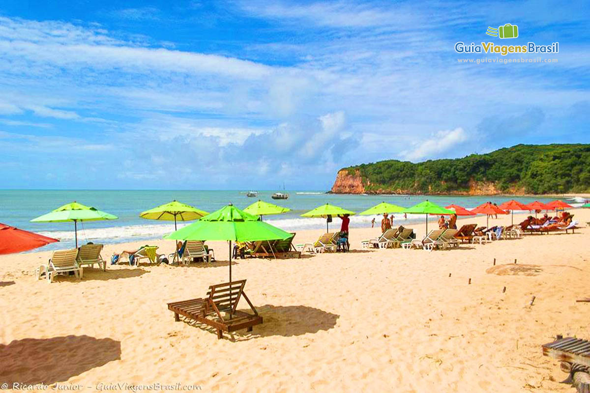 Imagem de lindos guarda sol coloridos na Praia do Madeiro.