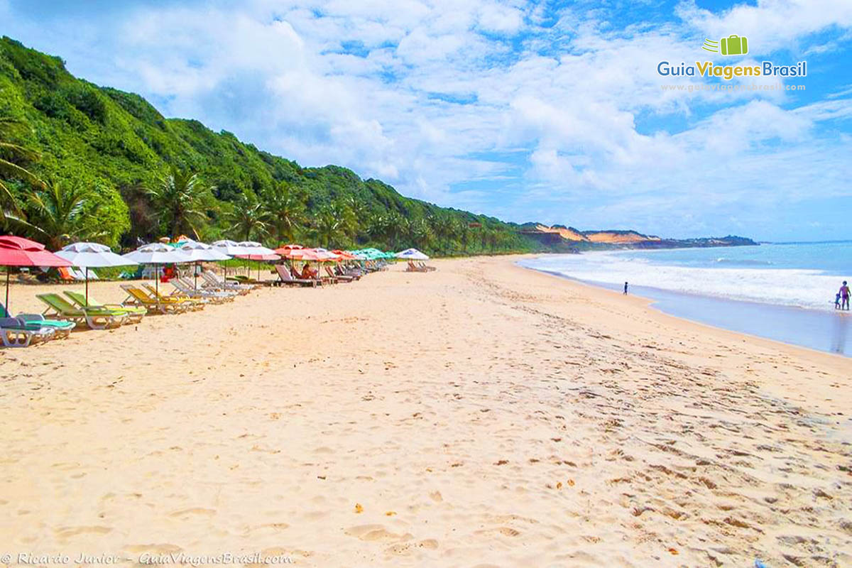 Imagem de um lindo dia de sol na Praia do Madeiro.