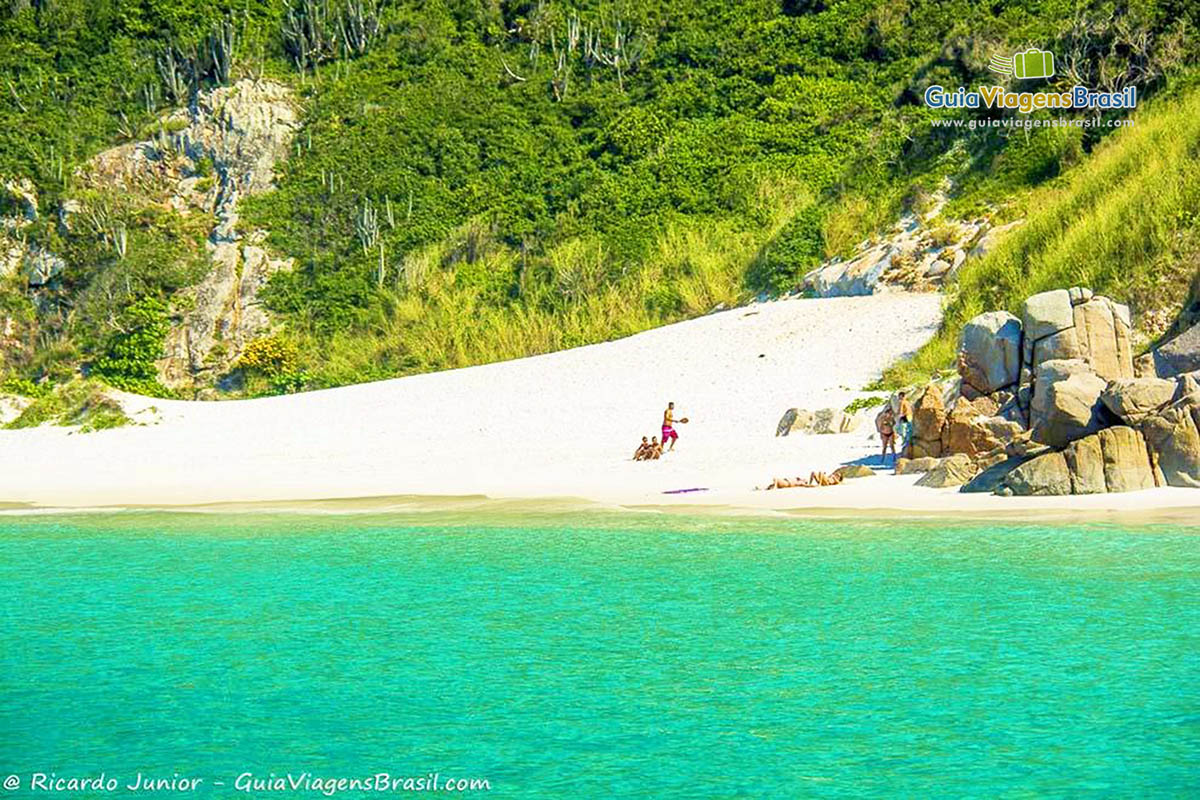 Imagem das lindas areias da Praia Pontal do Atalaia.