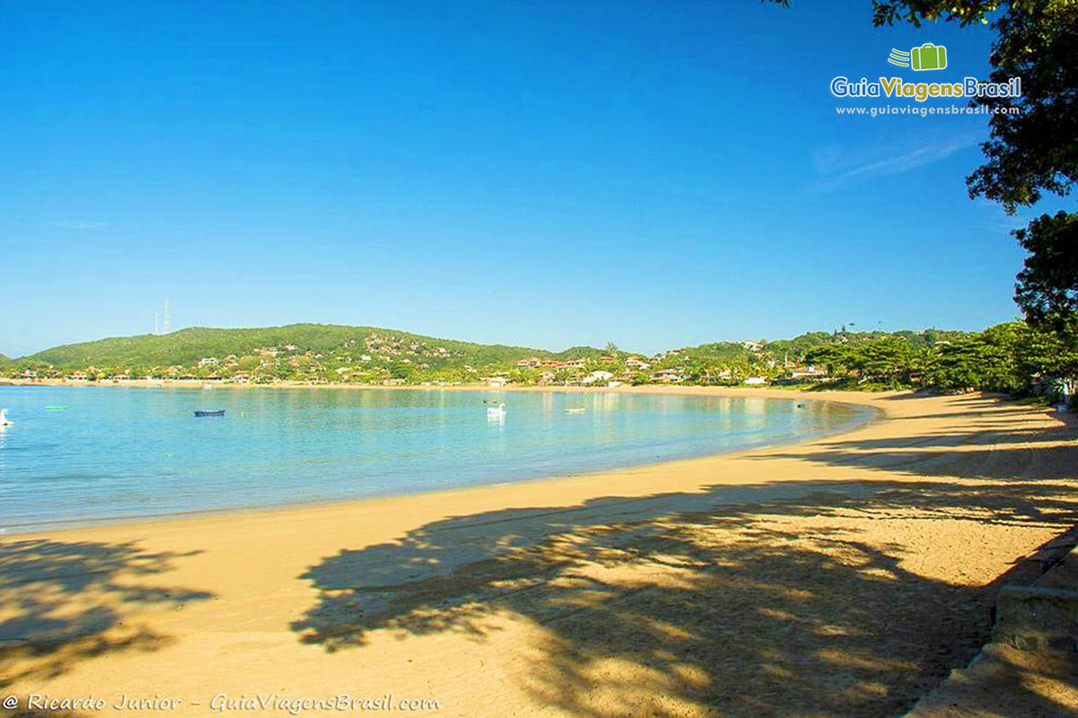 Imagem de uma linda tarde na Praia da Ferradura, ideal para passar dia com as crianças.