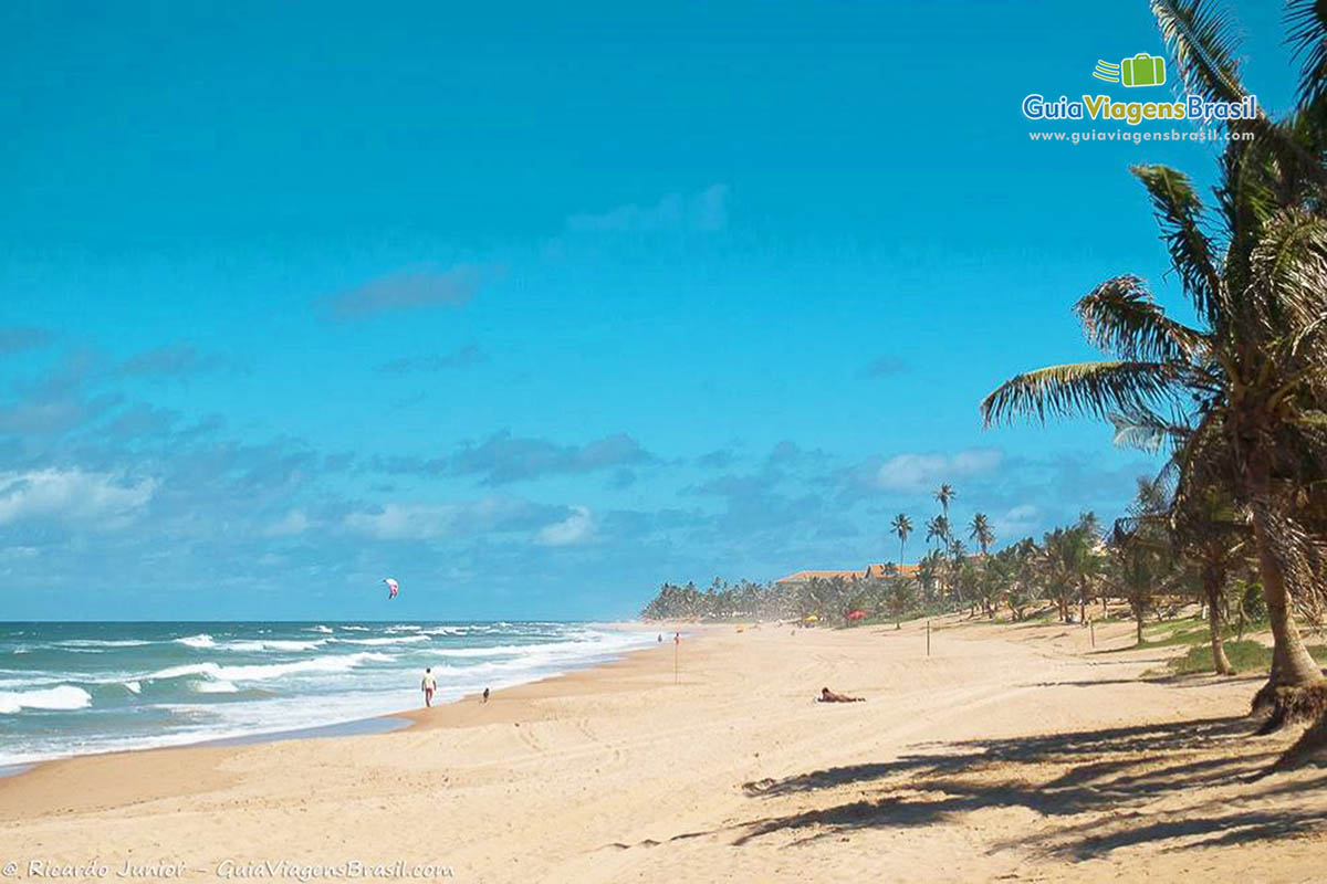 Imagem de um céu e mar extremamente azul encantador na Praia do Flamengo.