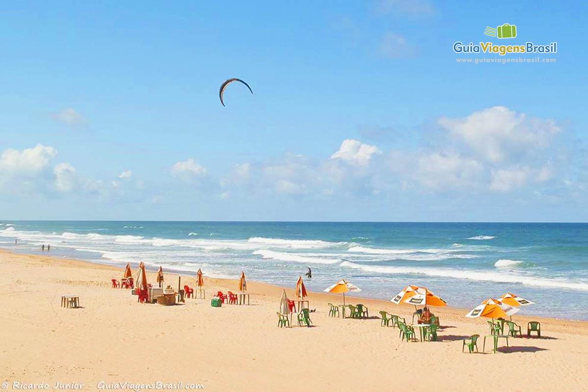 Imagem de uma pessoa praticando kitesurf nas águas da Praia Flamengo.