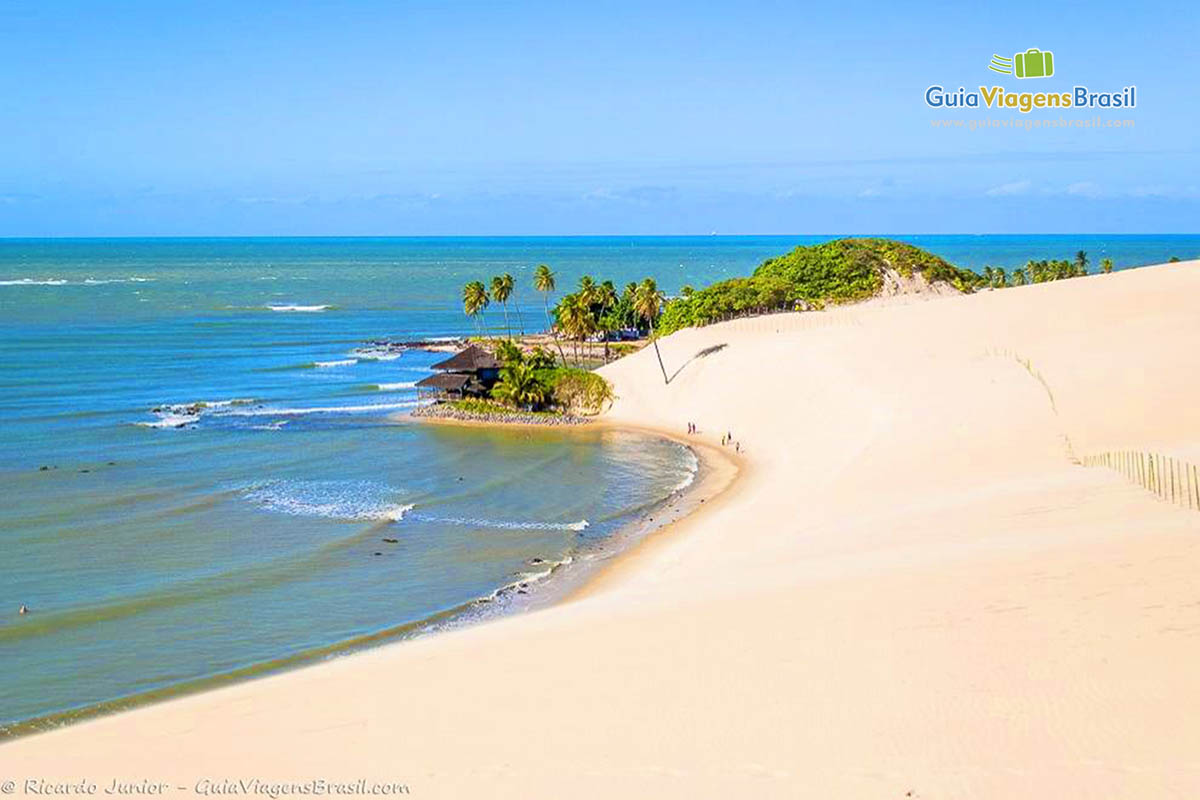  Imagem de uma casa no meio da Praia de Genipabu.