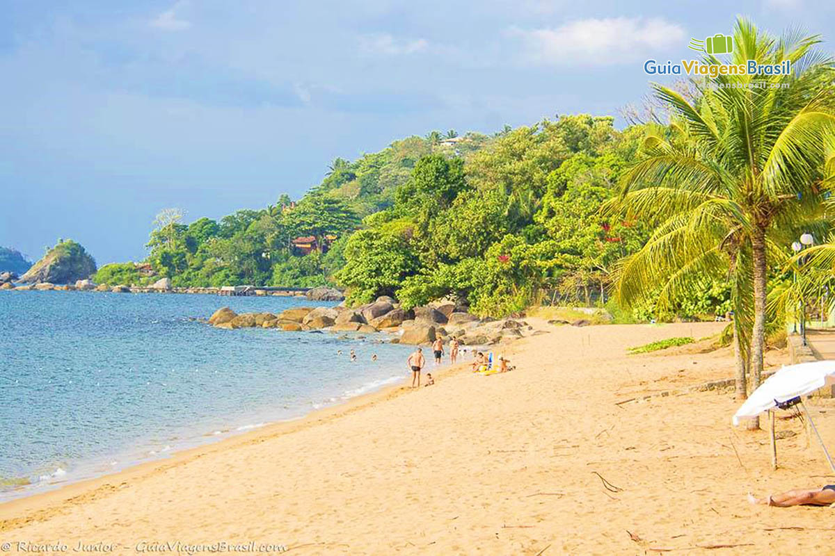 Imagem da bela Praia Grande em Ilhabela.