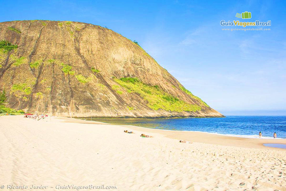 Imagem do lindo mar azul a e Pedra do Elefante.