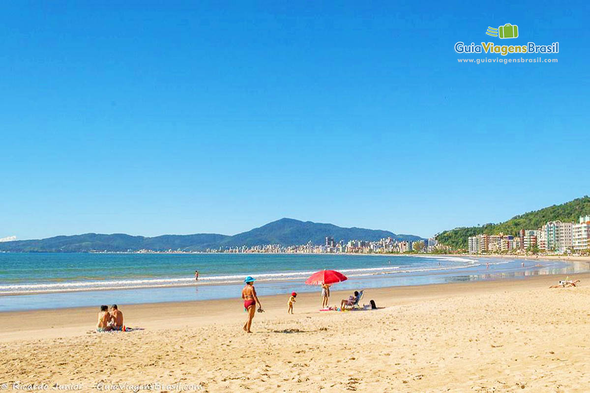 Imagem de toda extensão da Praia de Itapema.