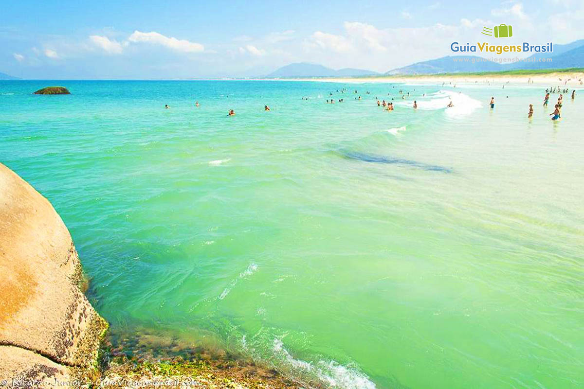 Imagem das águas transparentes da Praia Joaquina.