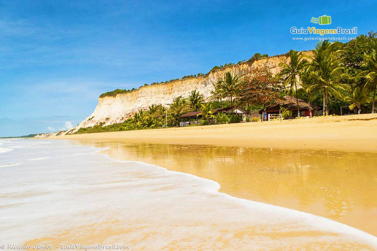 Imagem de quiosques entre os coqueiros na Praia Lagoa Azul.