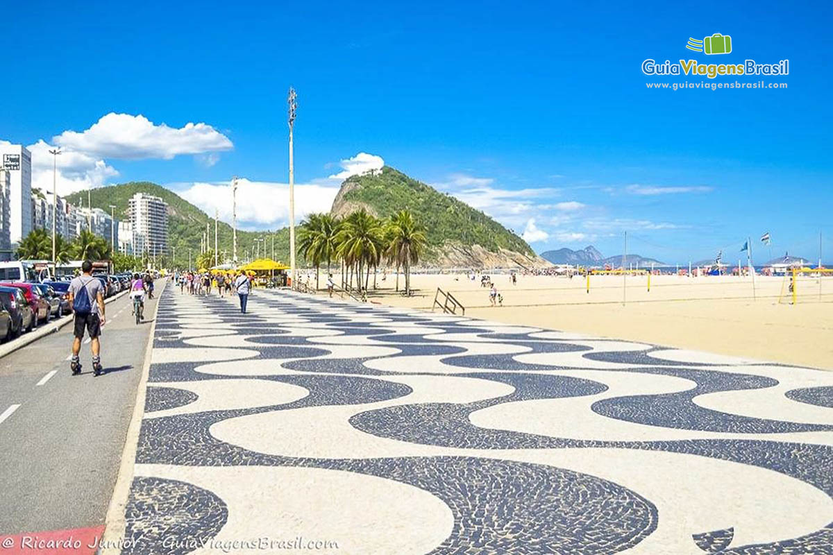 Imagem do lindo calçadão da Praia do Leme.