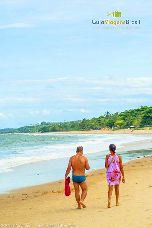Imagem de casal andando nas areias da Praia Mundaí.