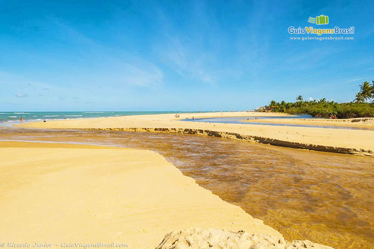 Imagem das águas claras e mornas que formam piscina natural.