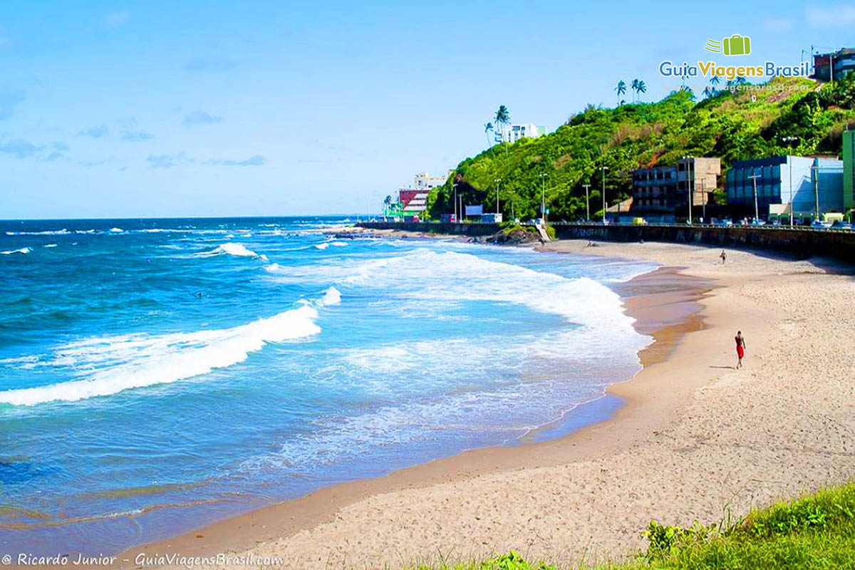 Imagem da pequena e linda orla da Praia Ondina.