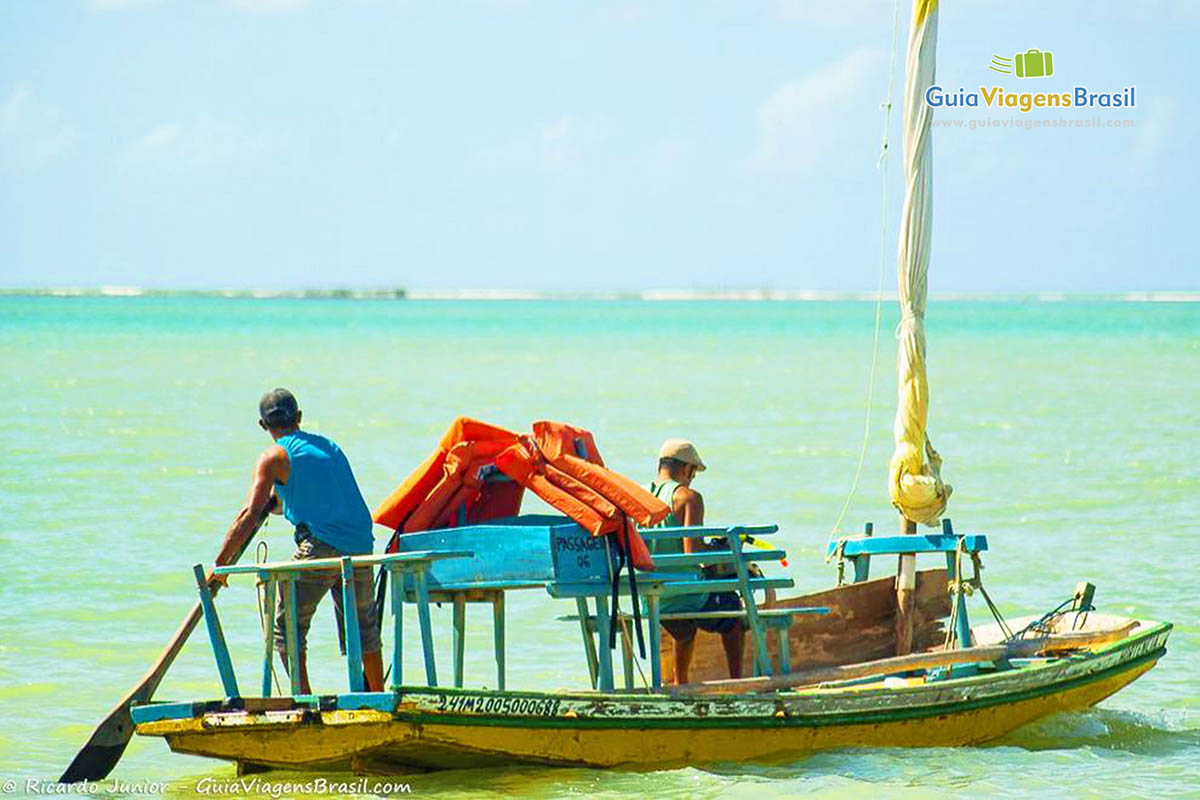 Imagem de condutores de jangadas no mar da Praia Pajuçara.