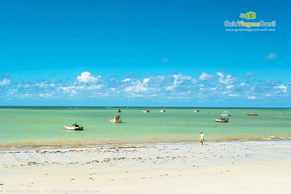 Imagem de barcos no mar esverdeado da Praia de Paripueira.